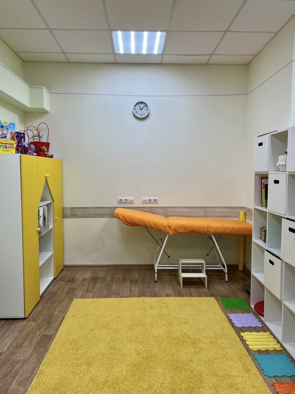 Кабинет логопедического массажа с массажным столом и игровым ковриком